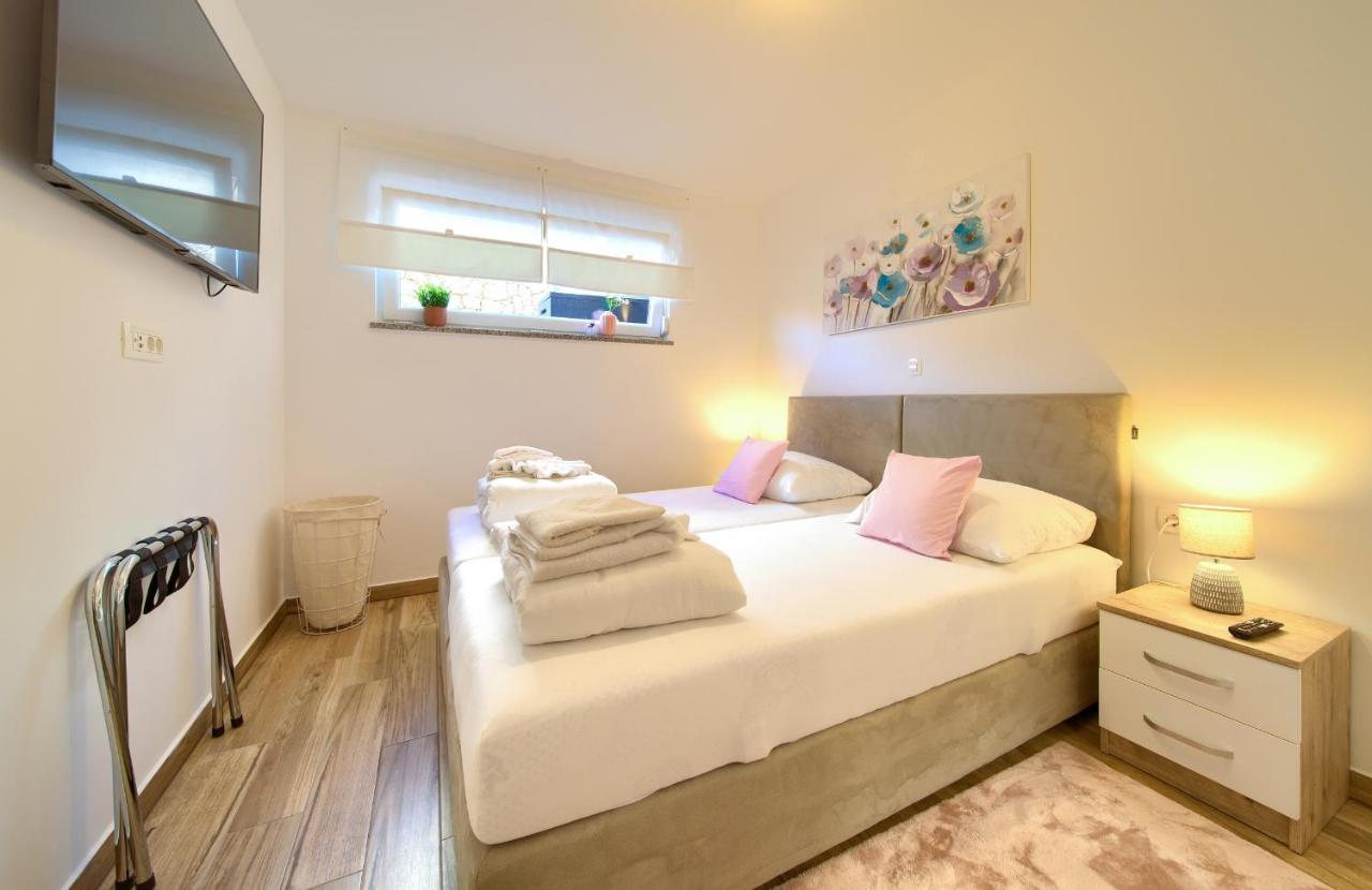 Villa Solis Lacus Modern Apartment - Private Heated Pool - Smart Tv Sky X - Free Parking 奈维斯 外观 照片